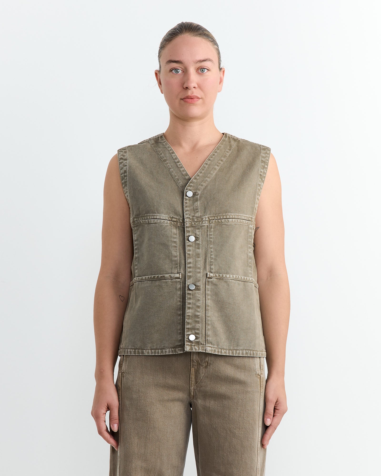 Sleeveless Gilet in Snow Olive