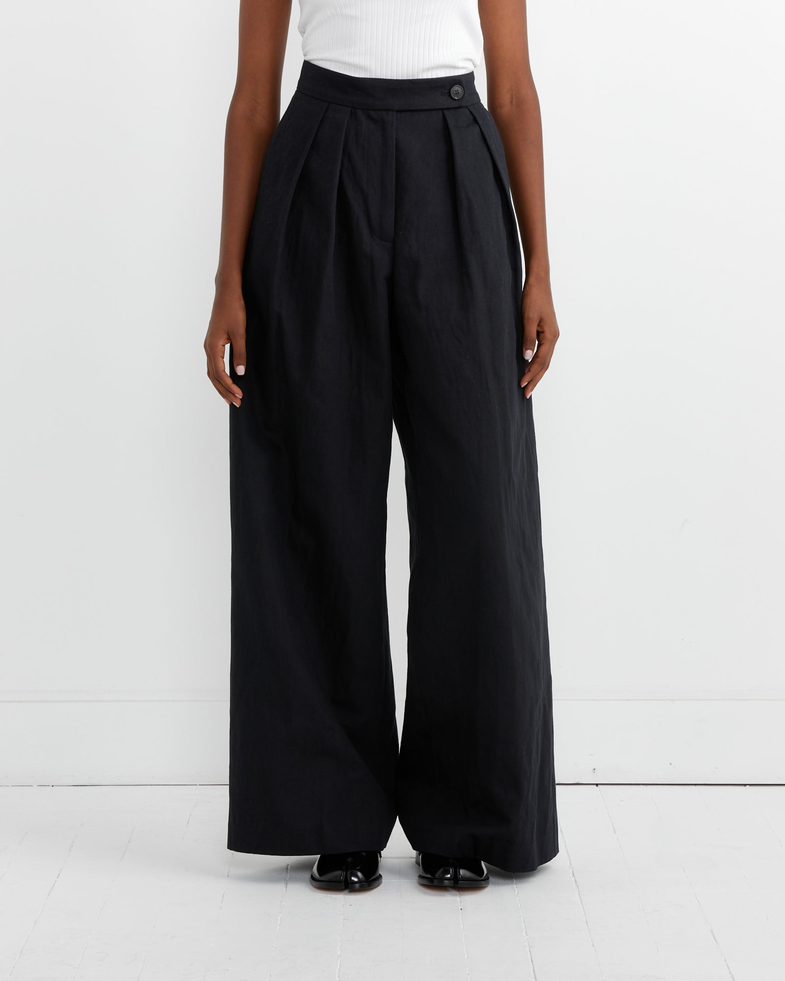 Pleated Wide-Leg Pants in Black