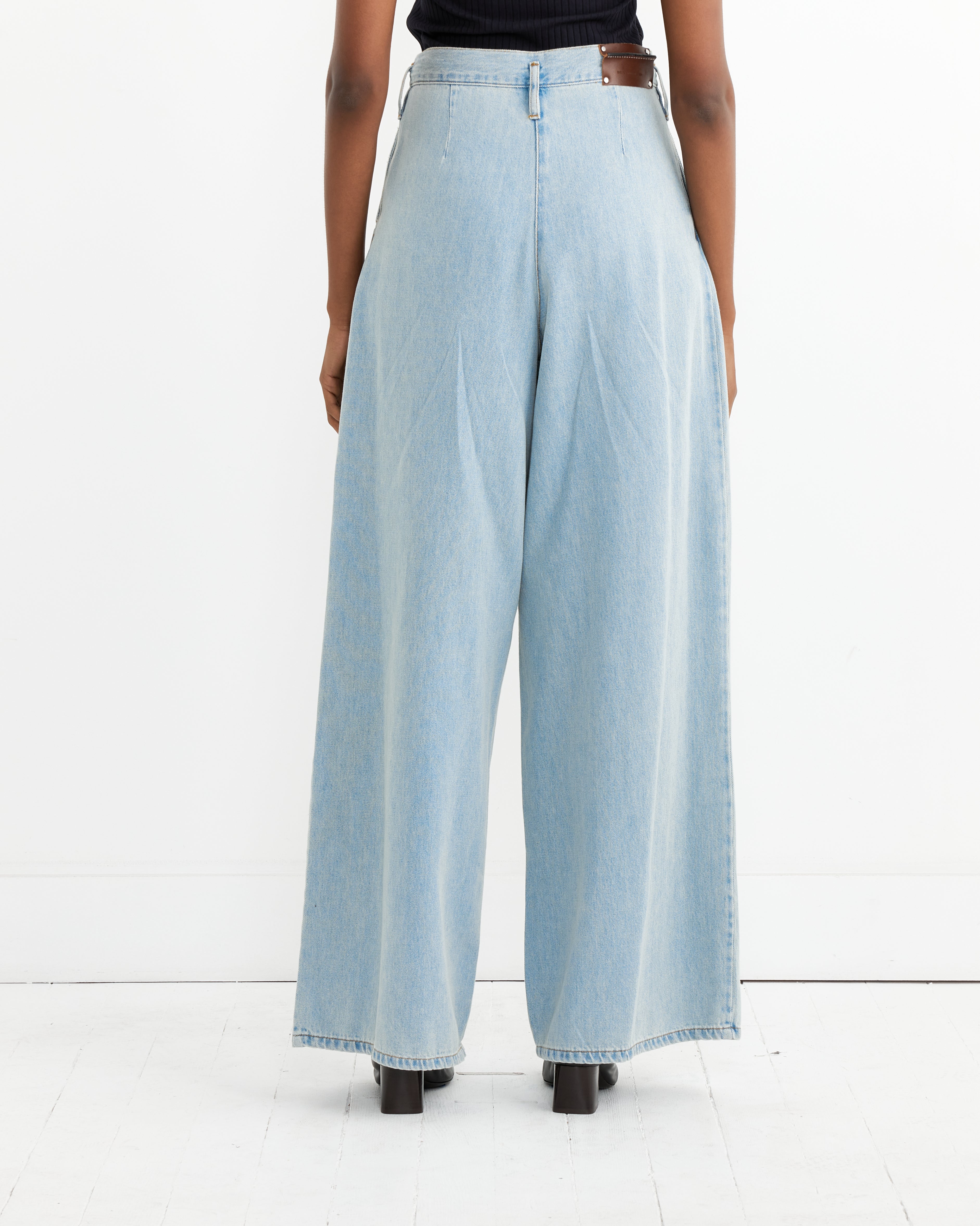 Wide Pleated Jeans in Ice Blue