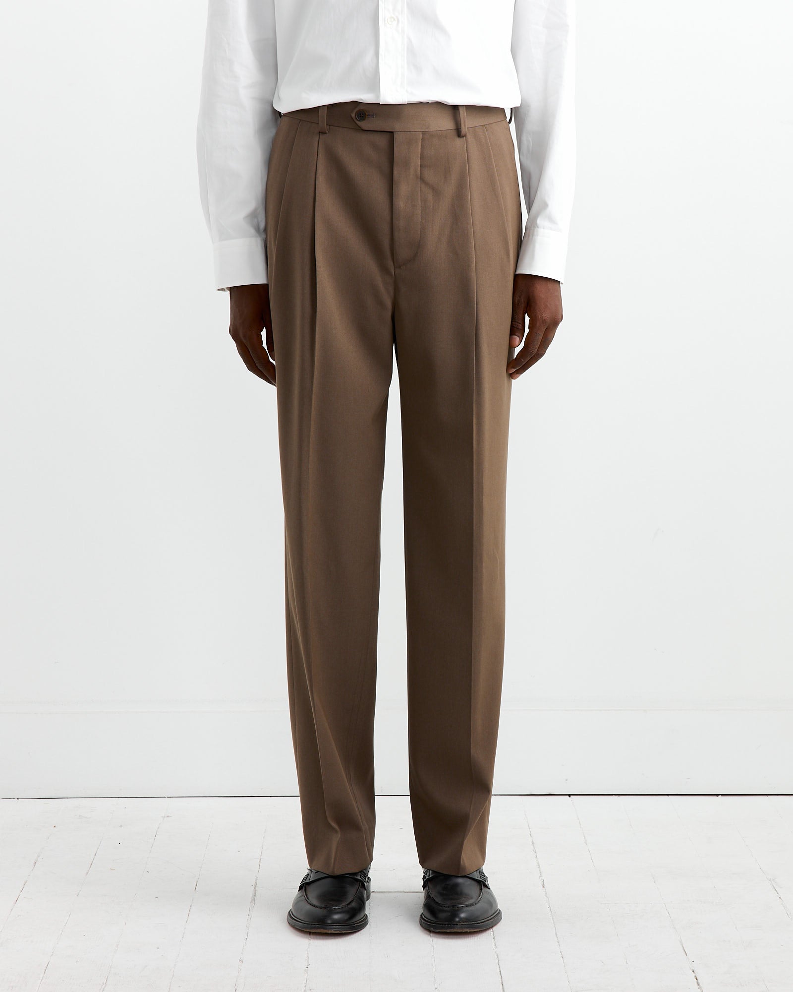 Light Wool Gabardine Two Tuck Trouser in Top Brown